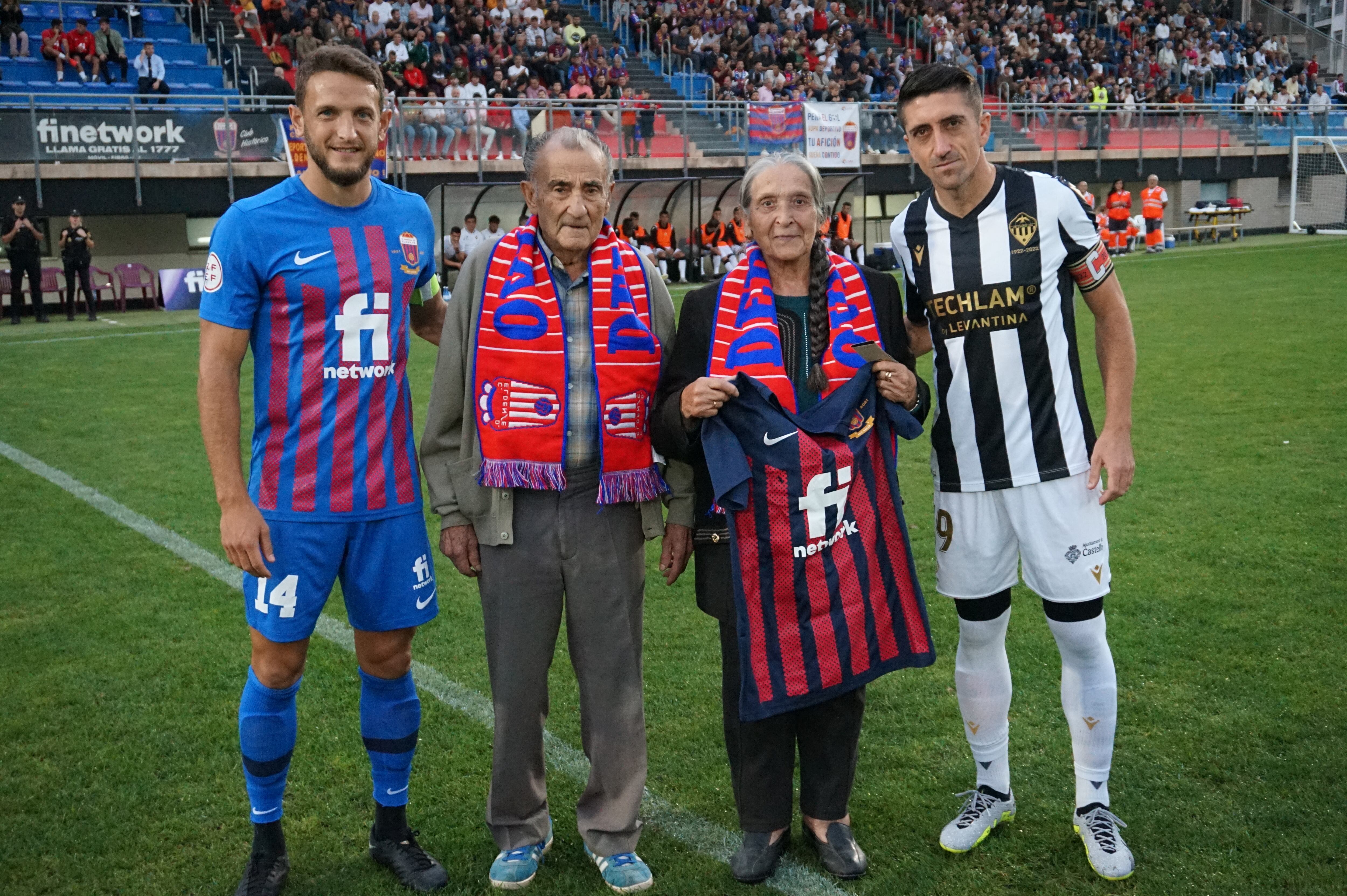 Joaquina Calpena y su marido Ramón flanqueados por los capitanes del Eldense y el Castellón