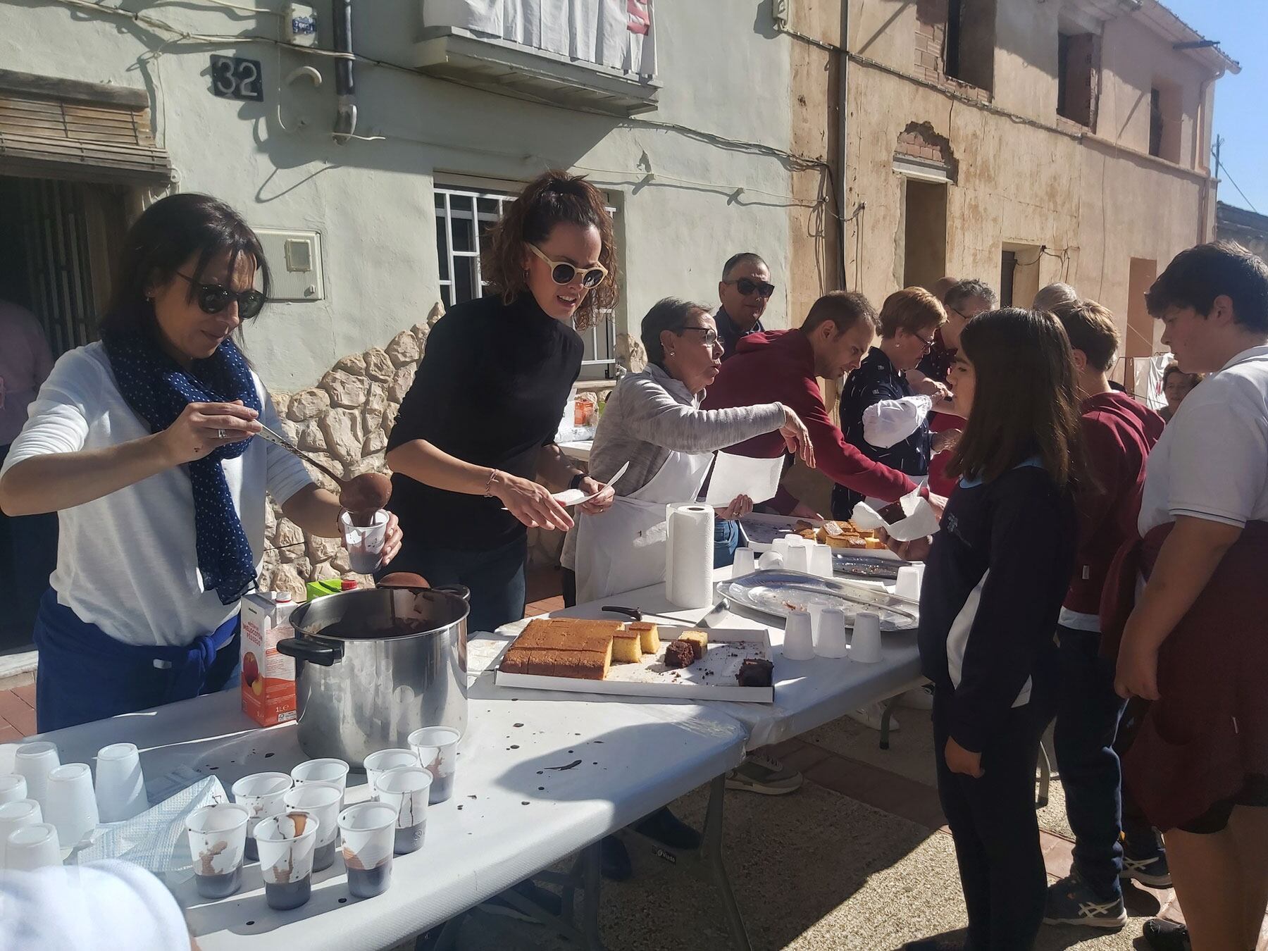 La alcaldesa Mireia Estepa y la concejal de Fira de Tots Sants, Eugenia Miguel, sirviendo la chocolatada