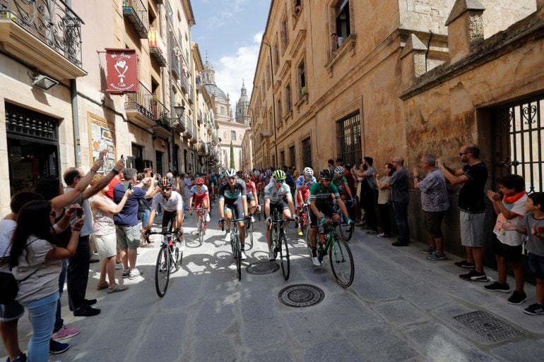 El paso de la Vuelta a España 2018 por la calle Libreros de Salamanca.