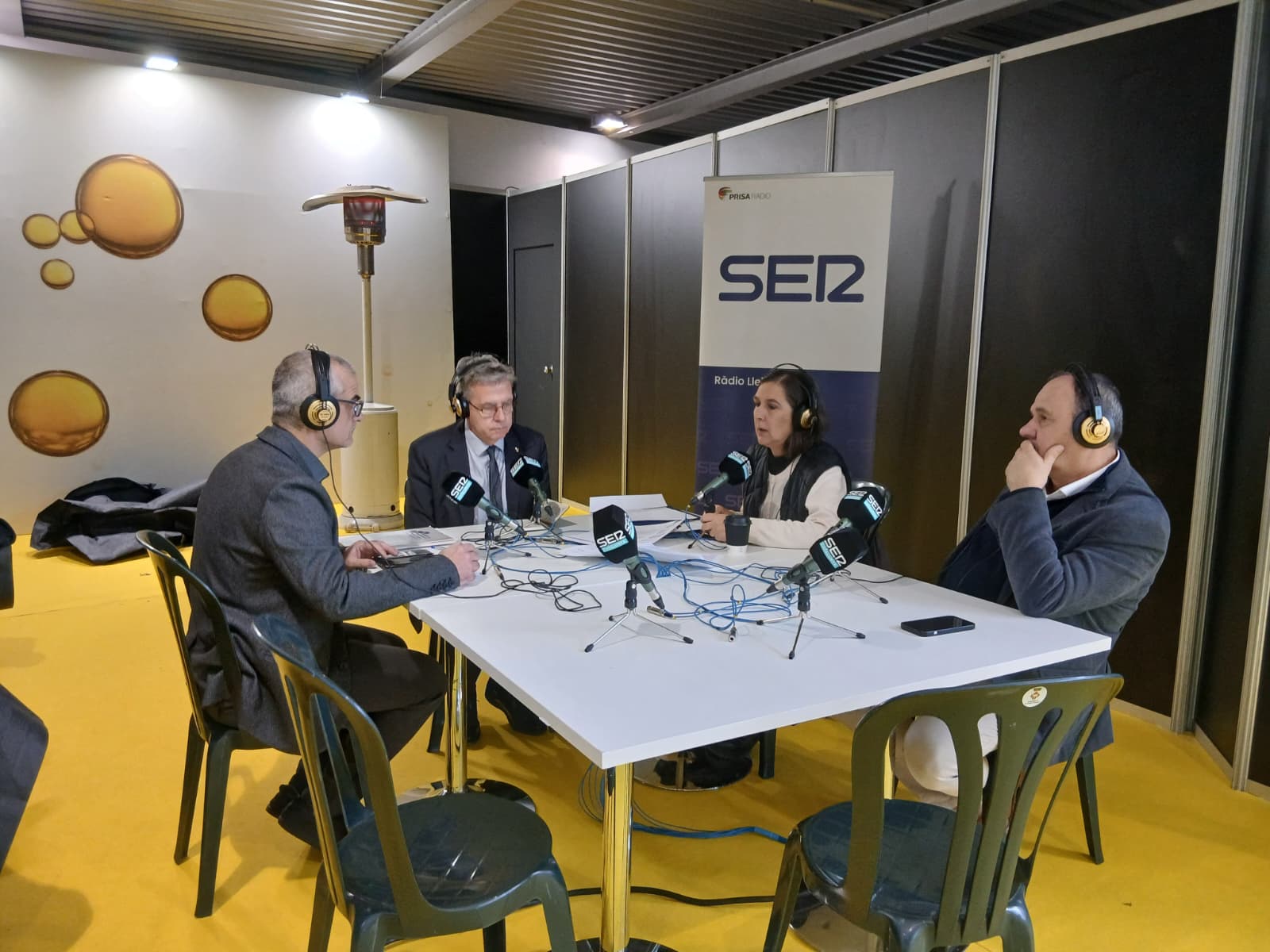 D'esquerra a dreta de la imatge, han passat també per l'Aquí Lleida especial des de la Fira de l'Oli l'alcalde de Les Borges, Josep Farran; el president de la Diputació de Lleida, Joan Talarn, i el president del consell comarcal de Les Garrigues, Antoni Villas.