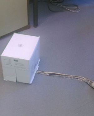 Los cables por el suelo