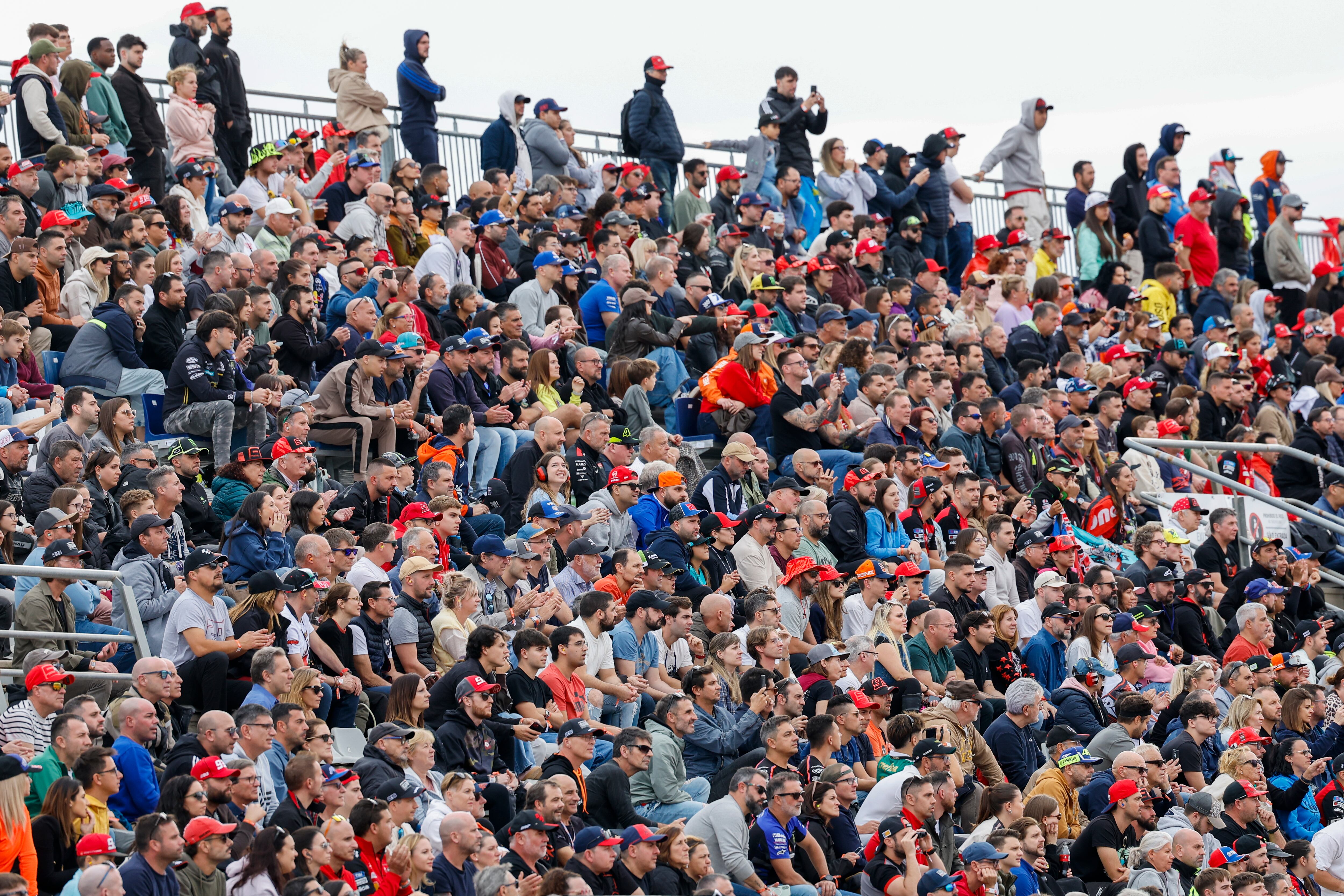 Numeroso público asiste a la carrera &quot;MotoGP Tissot Sprint&quot; del Gran Premio de la Comunitat Valencia de MotoGP 