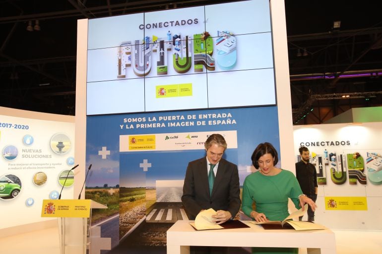 Gema Igual, alcaldesa de Santander, hoy en FITUR, con el Ministro de Fomento, Íñigo de la Serna.