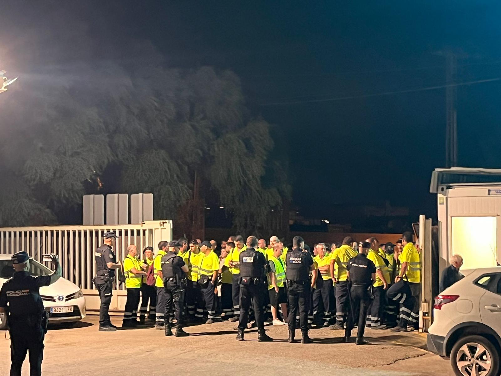 Agentes policiales estuvieron presentes durante la primera noche de huelga de basuras en tres municipios de Ibiza.