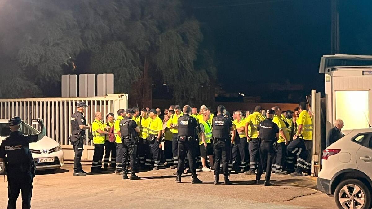 Primera jornada de huelga de basuras en Ibiza con presencia policial