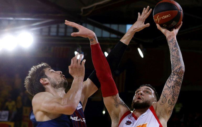 Vicent Poirirer intenta encestar ante la defensa del jugador croata del FC Barcelona Lassa, Ante Tomic, durante el tercer partido de la semifinal de los playoff de la liga ACB disputado en el Palau Blaugrana.