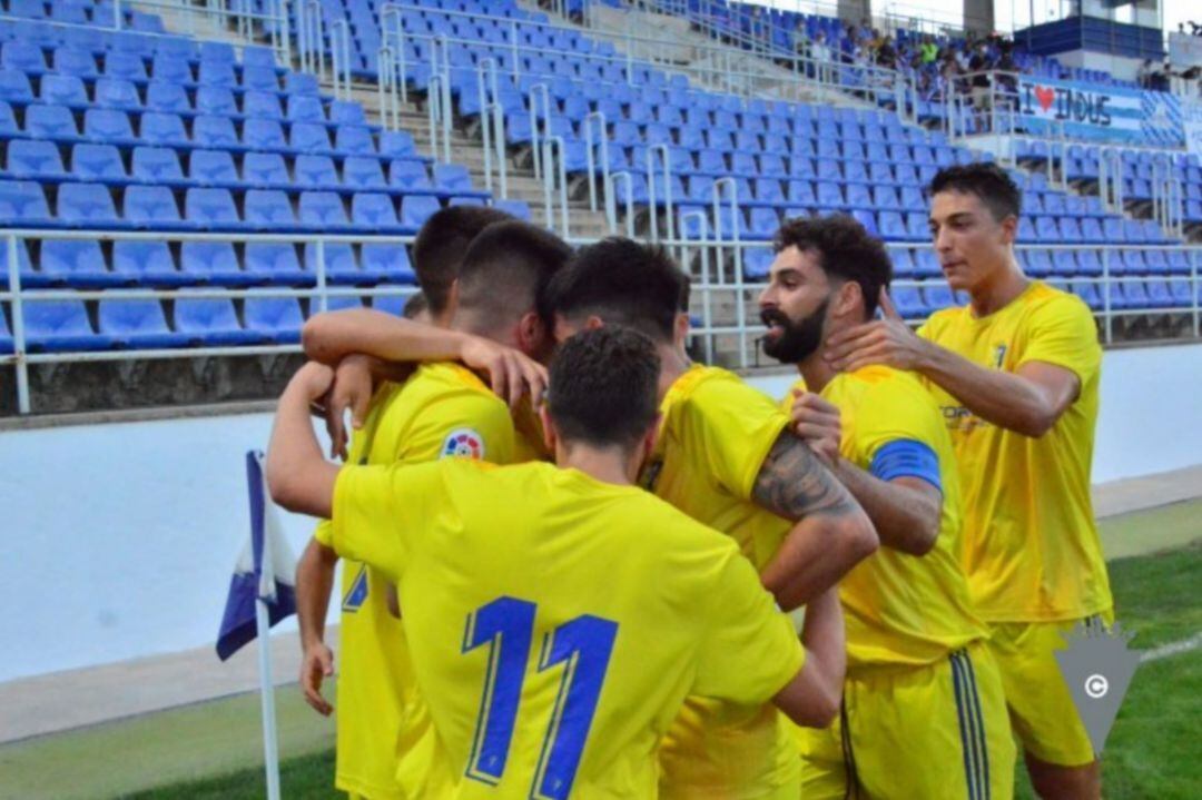 El Balón de Cádiz celebra el gol de penalti que le sirve para seguir luchando por el ascenso