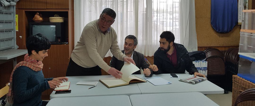 Xulio Ferreiro en la asociación de vecinos de O Castrillón