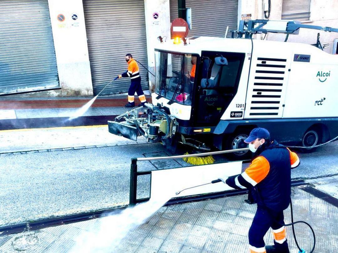 Operarios desinfectando en una calle de Alcoy.