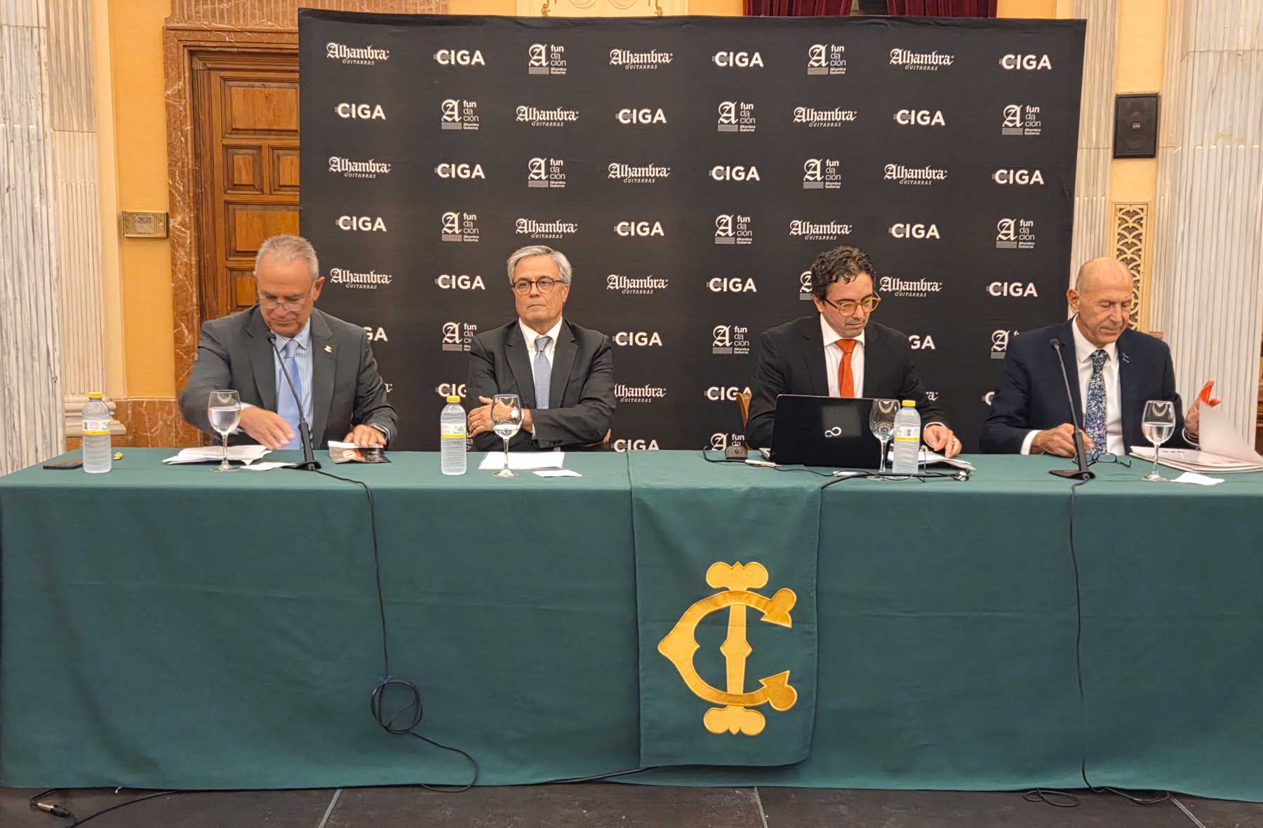 Los mismos cuatro protagonistas, en la mesa presidencial al inicio de la conferencia en el Salón Rotonda