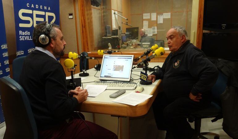 El director de la BCT de la Centuria Macarena, Pepe Hidalgo, responde a las preguntas de Paco García en el programa Cruz de Guía de este lunes, 7 de marzo