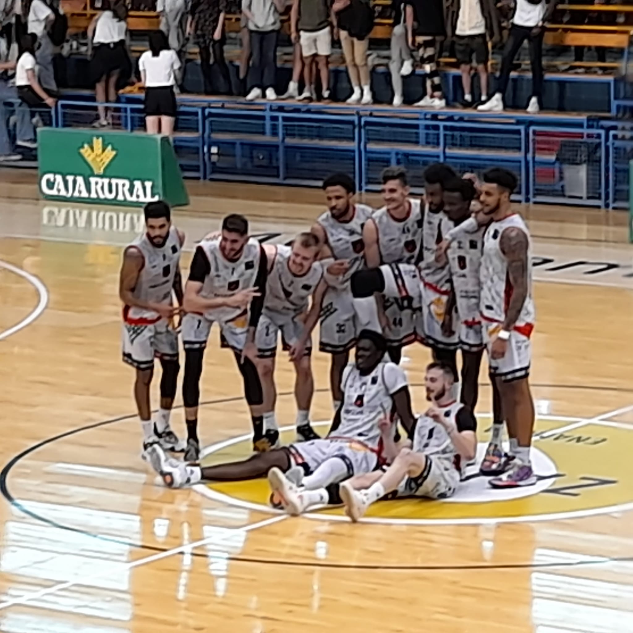 El equipo posa tras el encuentro