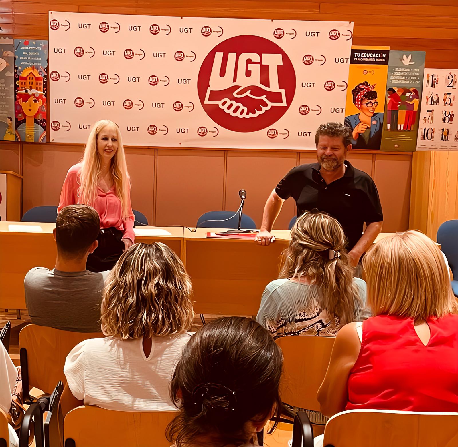 Las trabajadoras de ayuda a domicilio en una asamblea de UGT