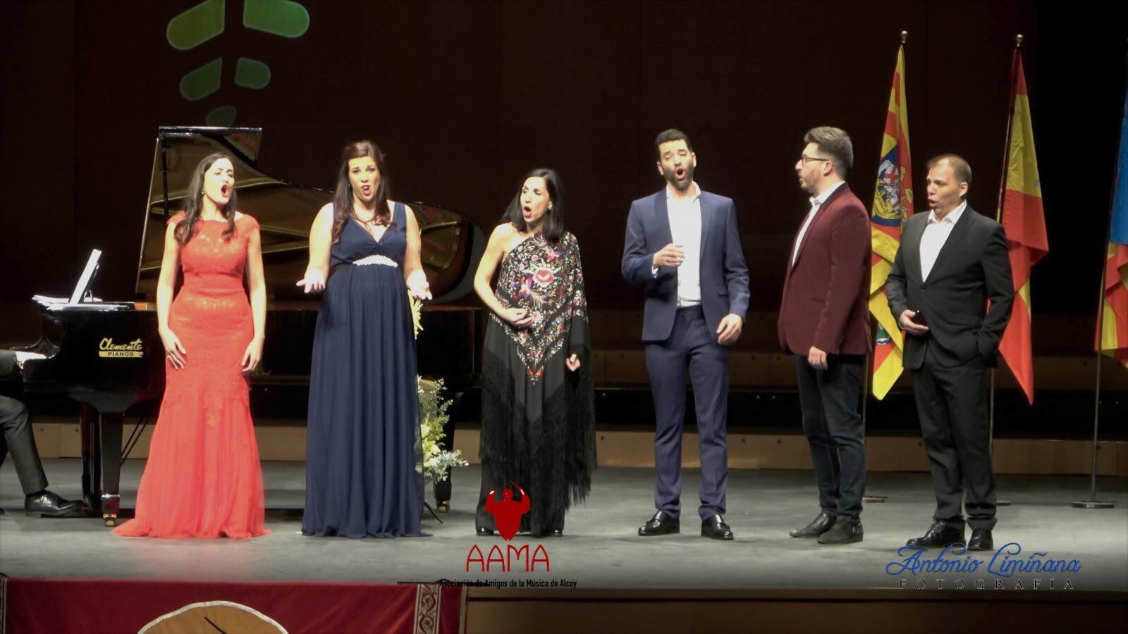 Los y las artistas que actuaron en la gala lírica Alcoy por La Palma celebrada en el Teatre Calderón.