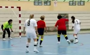 Jugadoras del &quot;Chiquitinas F.C.&quot; durante uno de sus partidos