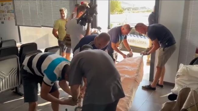 Agentes de la Policía Local preparan su encierro