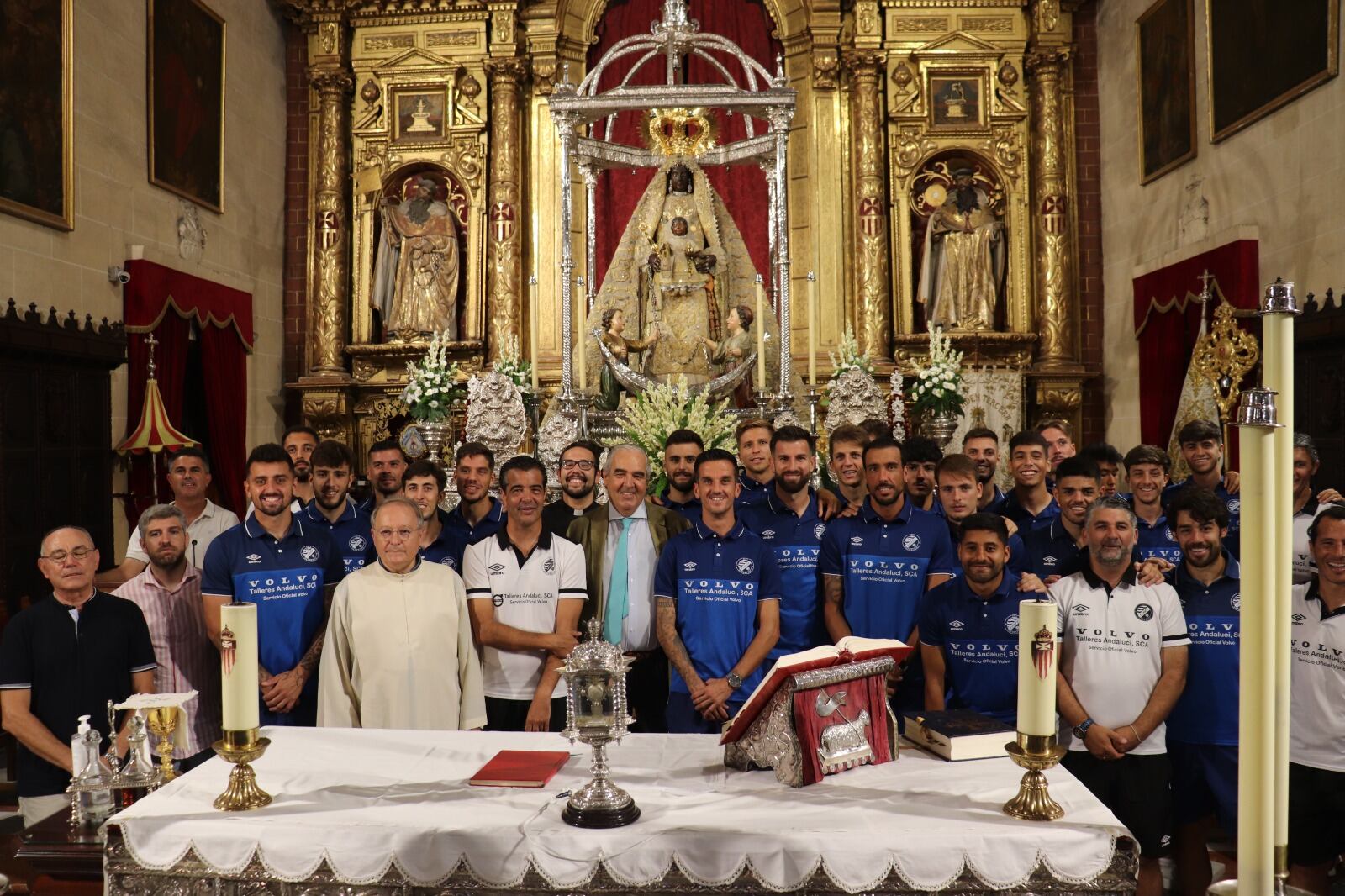 Plantilla del Xerez DFC y directivos en la Basílica de La Merced