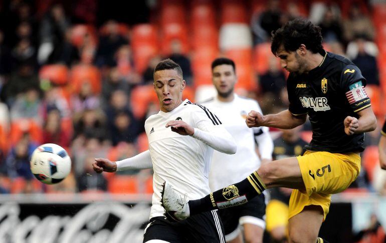 El delantero del Valencia Rodrigo Moreno (i) disputa un balón con el defensa del Granada Diego Mainz (d), durante el partido de ida de octavos de final de la Copa del Rey que se juega hoy en el estadio de Mestalla, en Valencia. 