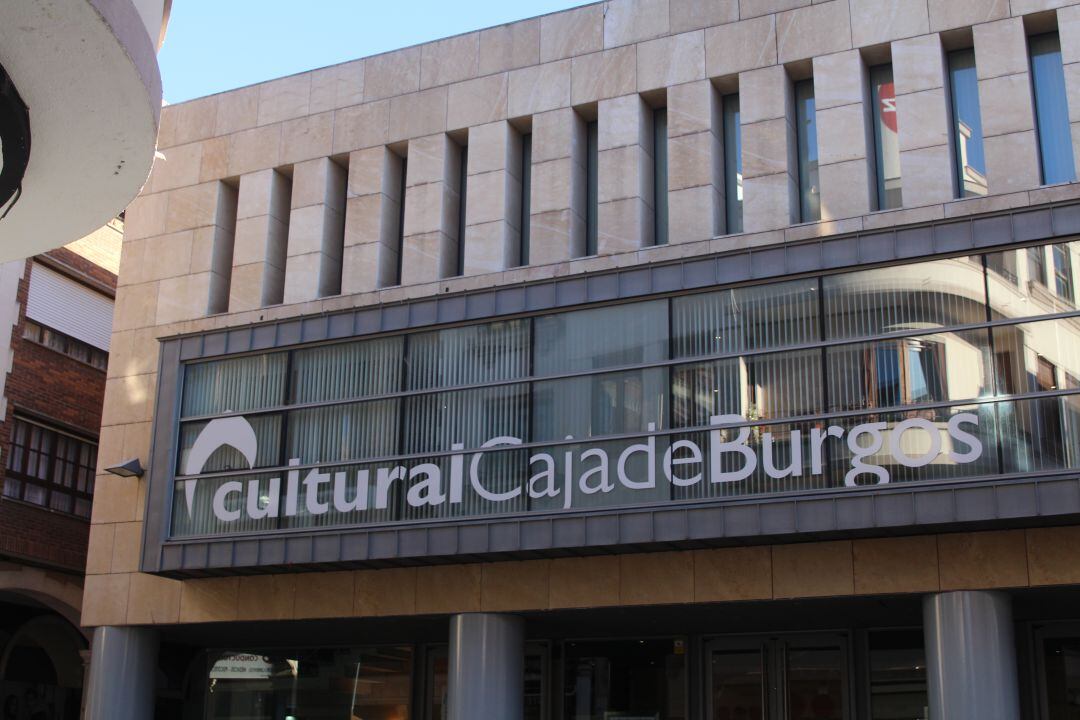 Fachada del Centro Cultural Caja de Burgos cuyo auditorio ha albergado desde hace más de una década las obras de la programación escénica municipal