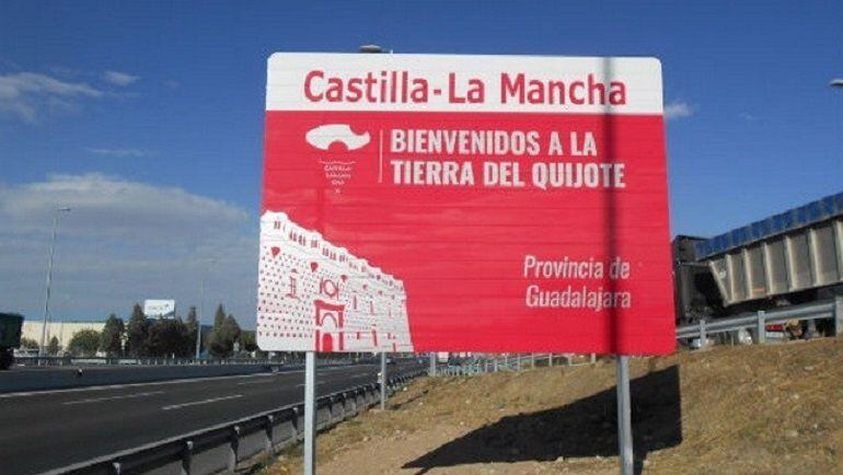 Cartel instalado en la Autovía A2 en Azuqueca