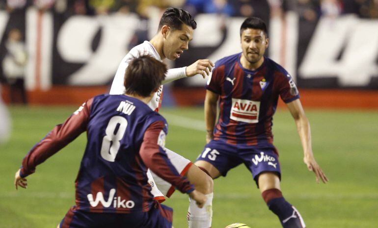 El delantero venezolano del Rayo &quot;Miku&quot;, intenta controlar el balón ante dos jugadores del Eibar