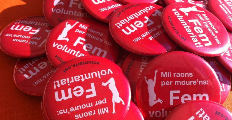 Xapa de la Federació Catalana de Voluntariat Social