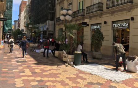 Manteros en Don Juan de Austria en el centro de Valencia