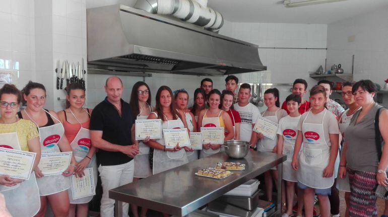 Foto de familia con alumnos, monitor, alcalde y concejala