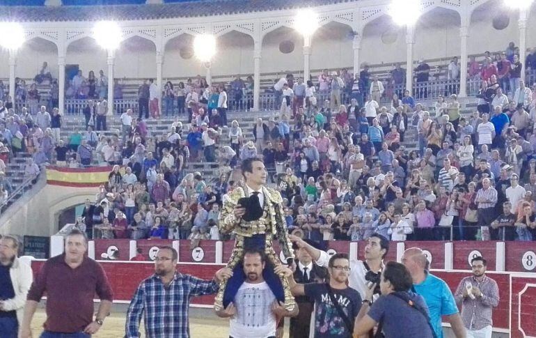 Manzanares, saliendo a hombros de la plaza de toros de Albacete tras cortar 4 orejas