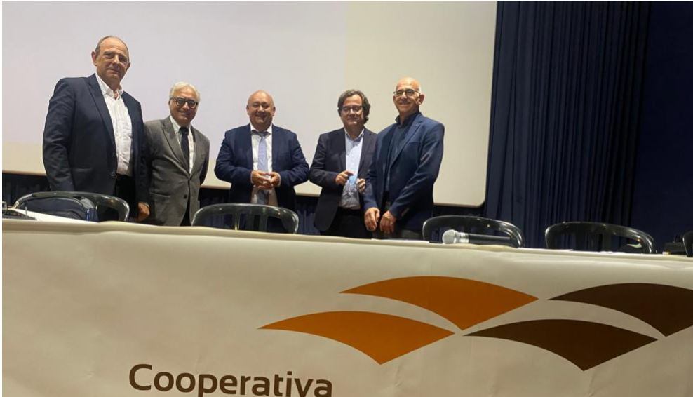 Javier Rincón junto a responsable de la Cooperativa de Los Monegros y el alcalde Francisco Villellas