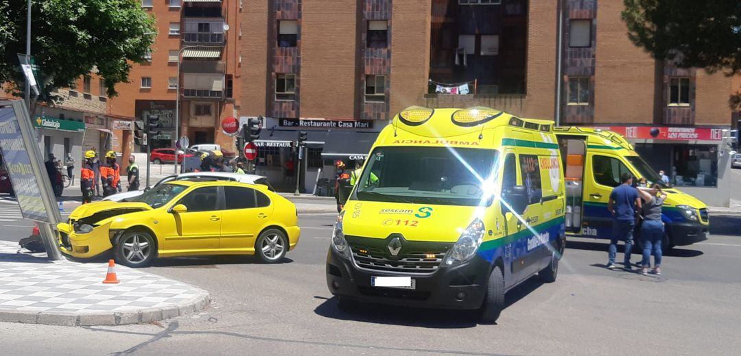 El accidente ha implicado a dos turismos que han chocado en el cruce