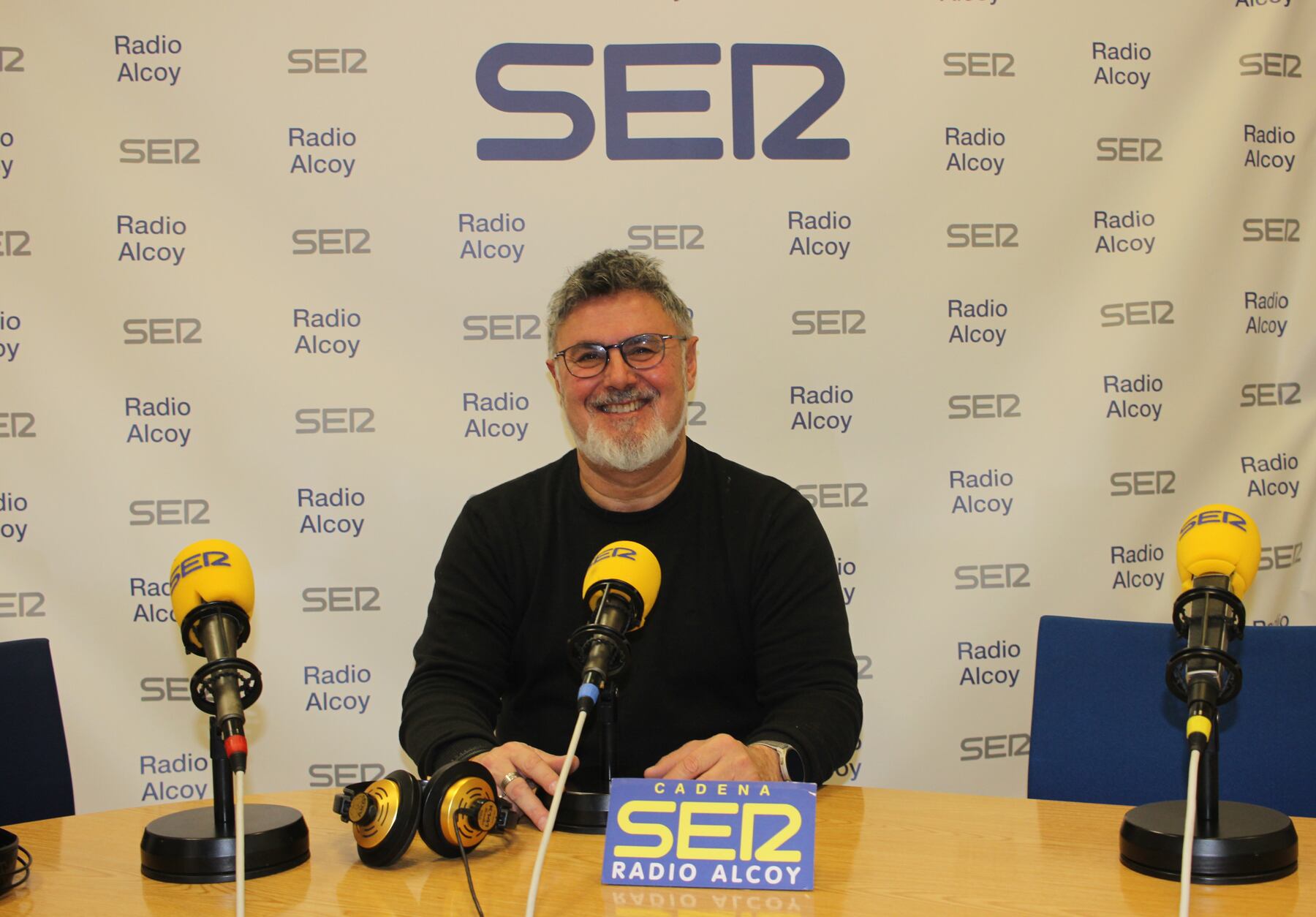 Vicent Molina, en l'estudi central de Radio Alcoy