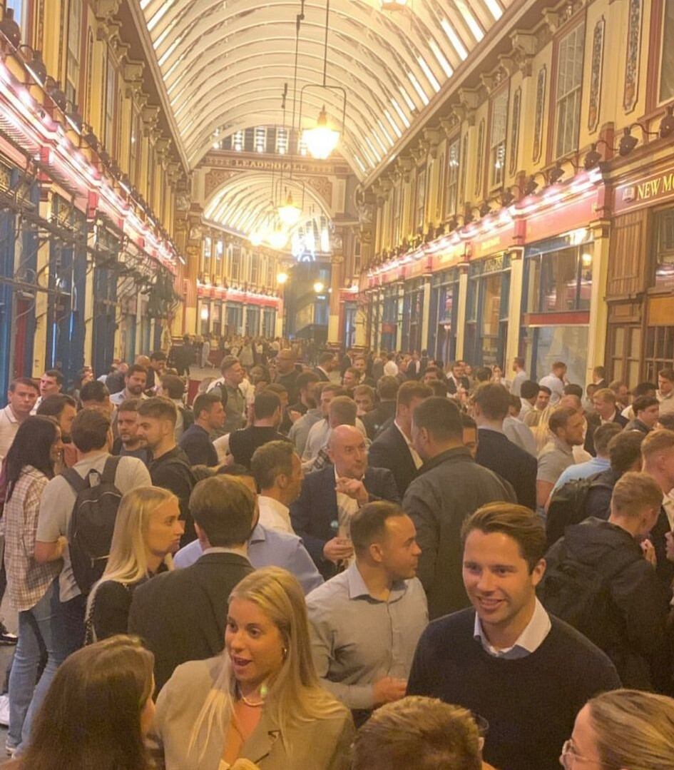 Cientos de jóvenes en Leandenhall Market, un conocido mercado de la ciudad de Londres, el pasado jueves.