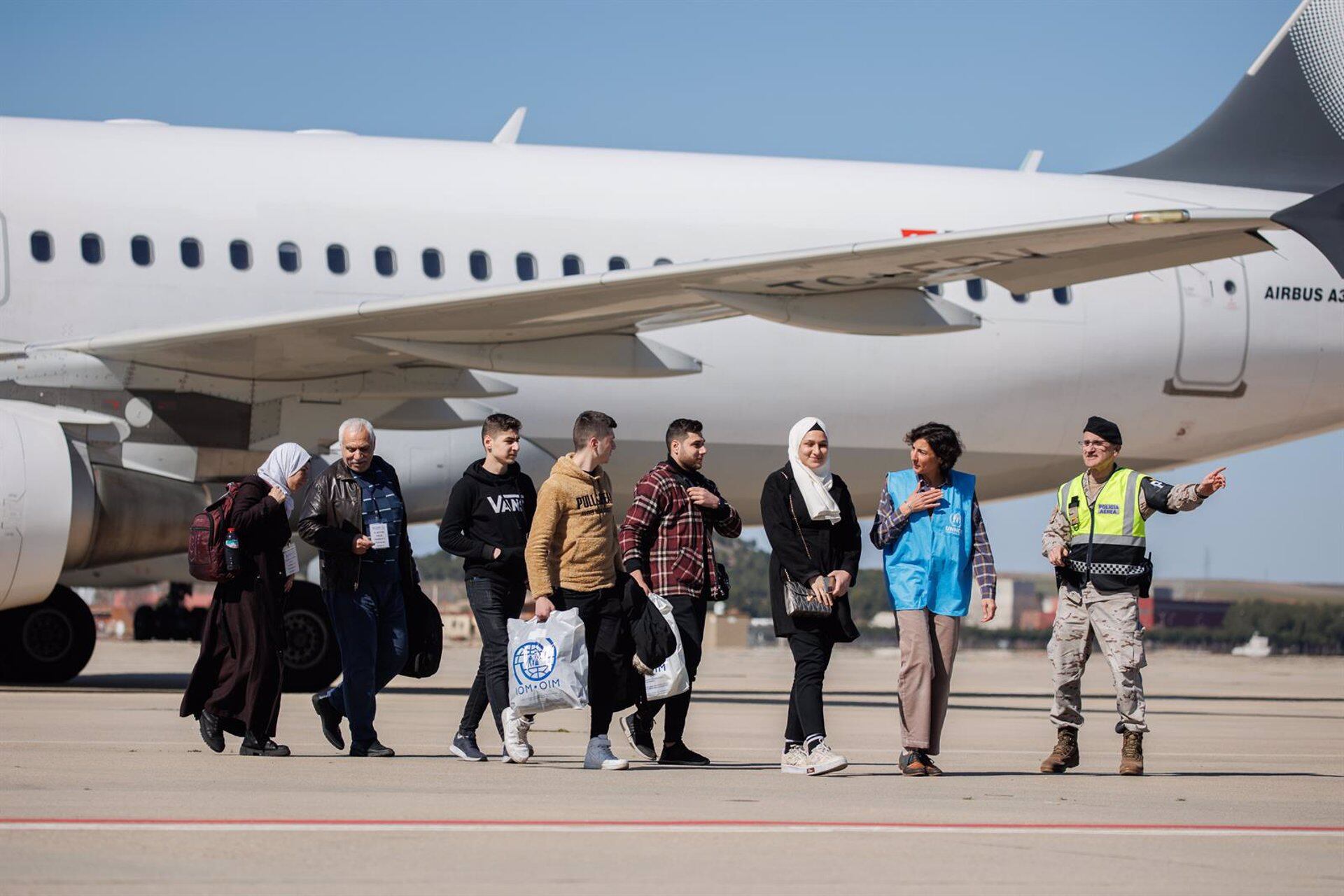 Varias personas de un grupo de refugiados sirios provenientes de Turquía y afectados por el terremoto, bajan del avión en la base aérea de Torrejón de Ardoz, a 4 de marzo de 2023, en Madrid (España). En colaboración con ACNUR España acoge a 89 refugiados sirios afectados por el terremoto que se produjo en la frontera entre Turquía y el norte de Siria y que ya ha dejado más de 38.000 muertos.