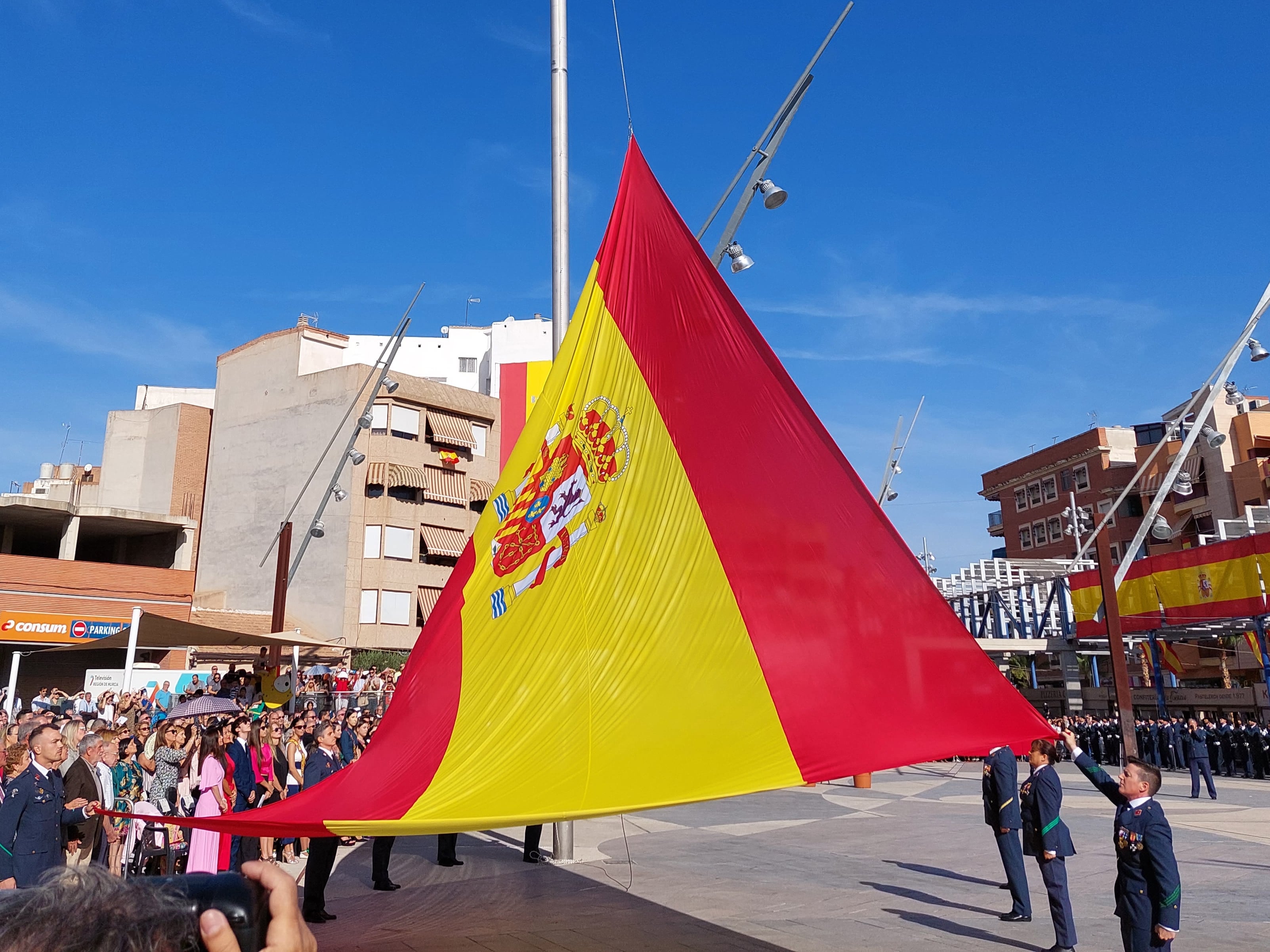 Momento del izado de la bandera de España, de 54 metros cuadrados