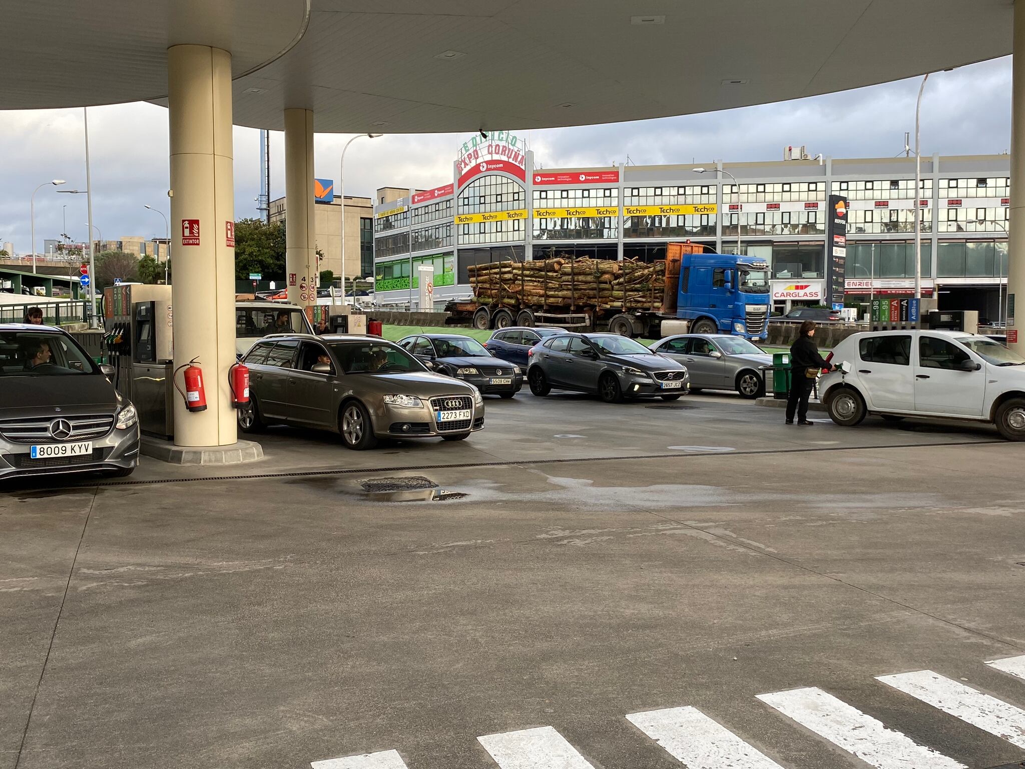 Colas en la gasolinera Carbugal de A Coruña