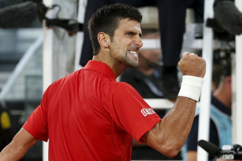 Djokovic celebra victoria en las semifinales del Mutua Open de Madrid