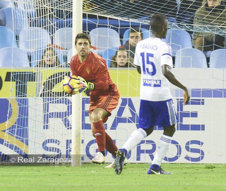 Xabi Irureta defendiendo la portería del Real Zaragoza frente al Oviedo