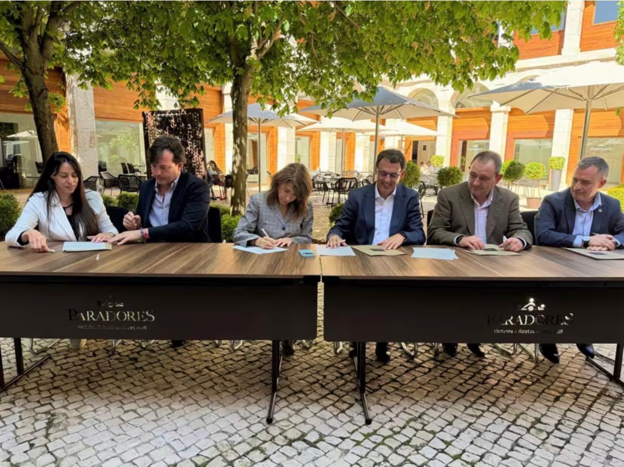 Firma del acuerdo en Paradores Nacionales