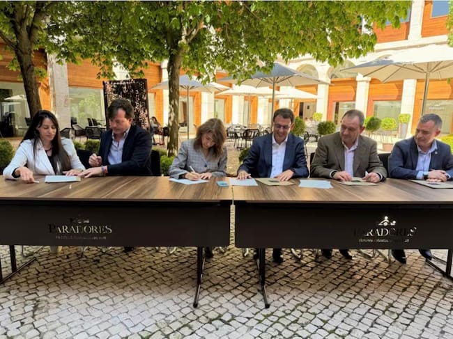 Firma del acuerdo en Paradores Nacionales