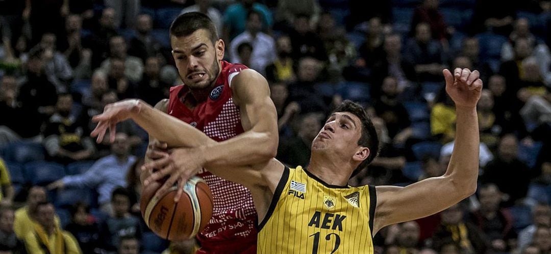 El fuenlabreño Alex Llorca (i) y el ateniense Giannoulis Larentzakis luchan por un balón durante el partido de la primera vuelta en el Pabellón OAKA que terminó con victoria local por 78 a 71.