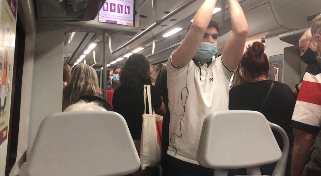 Pasajeros en un tren de Cercanías de Málaga 