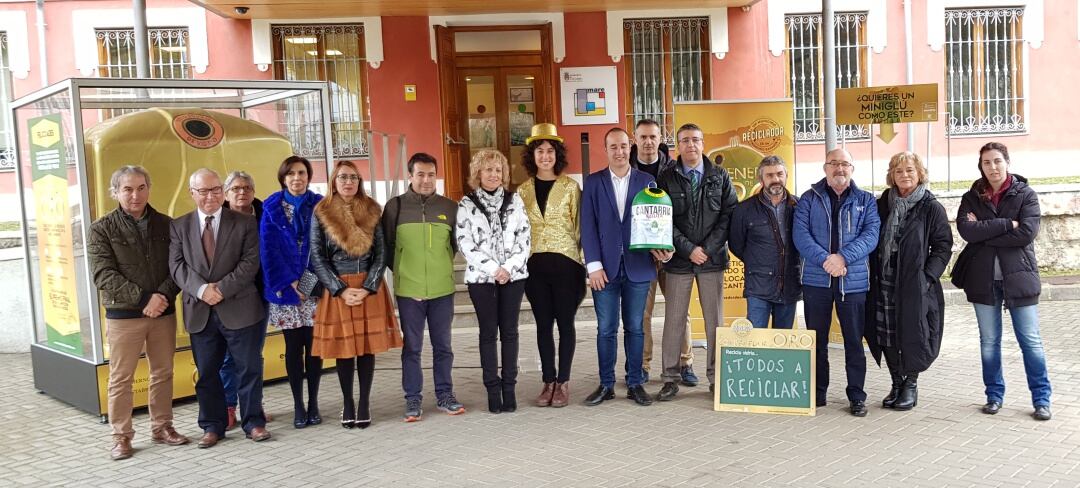 Representantes de la organización y los municipios participantes