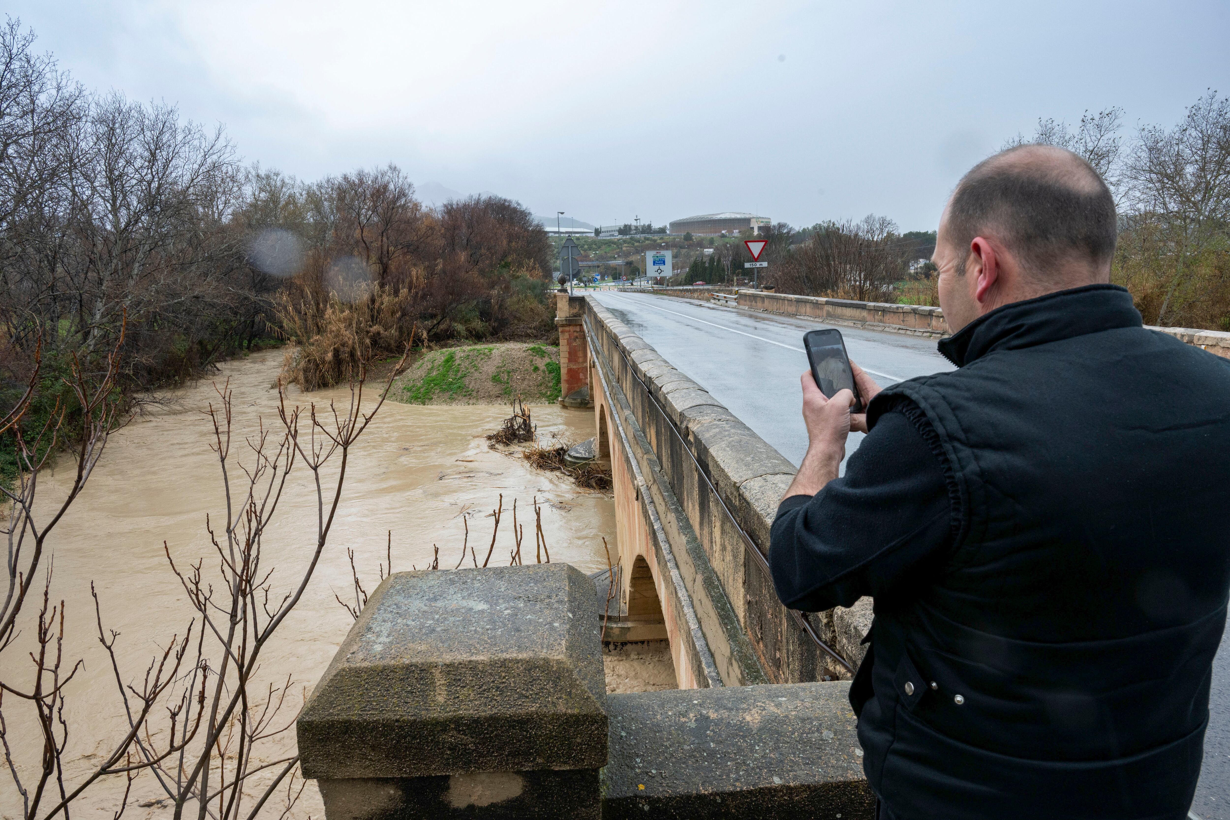  Un hombre observa la crecida del río Jaén, a su paso por el puente Jontoya de Jaén