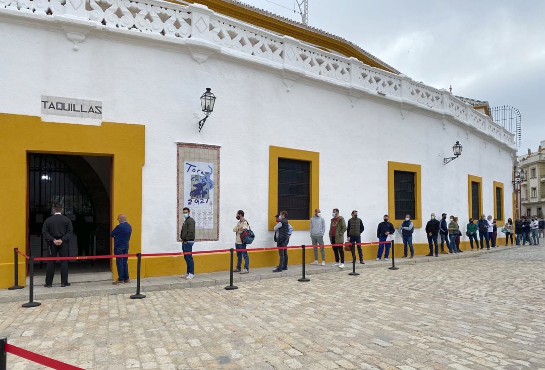 Largas colas esta mañana de lunes en las taquillas de la Maestranza