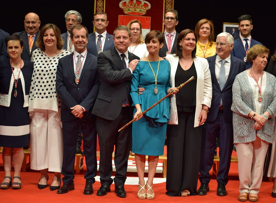 Isabel Rodríguez flanqueada por Emiliano García Page, Mayte Fernández y José María Barreda , junto al resto de la nueva corporación municipal