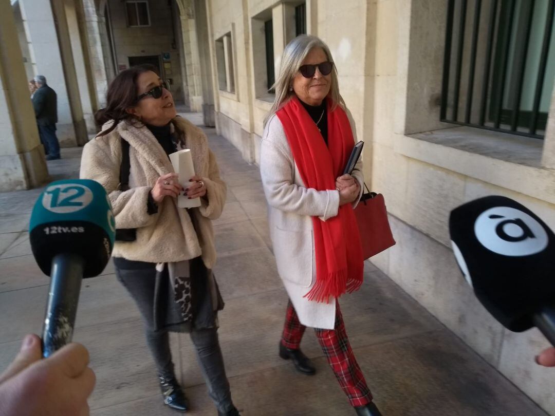 Catalina Rodríguez, (i) la funcionaria cuñada de Luis Barcala, a su llegada a la Audiencia Provincial para declarar como testigo.