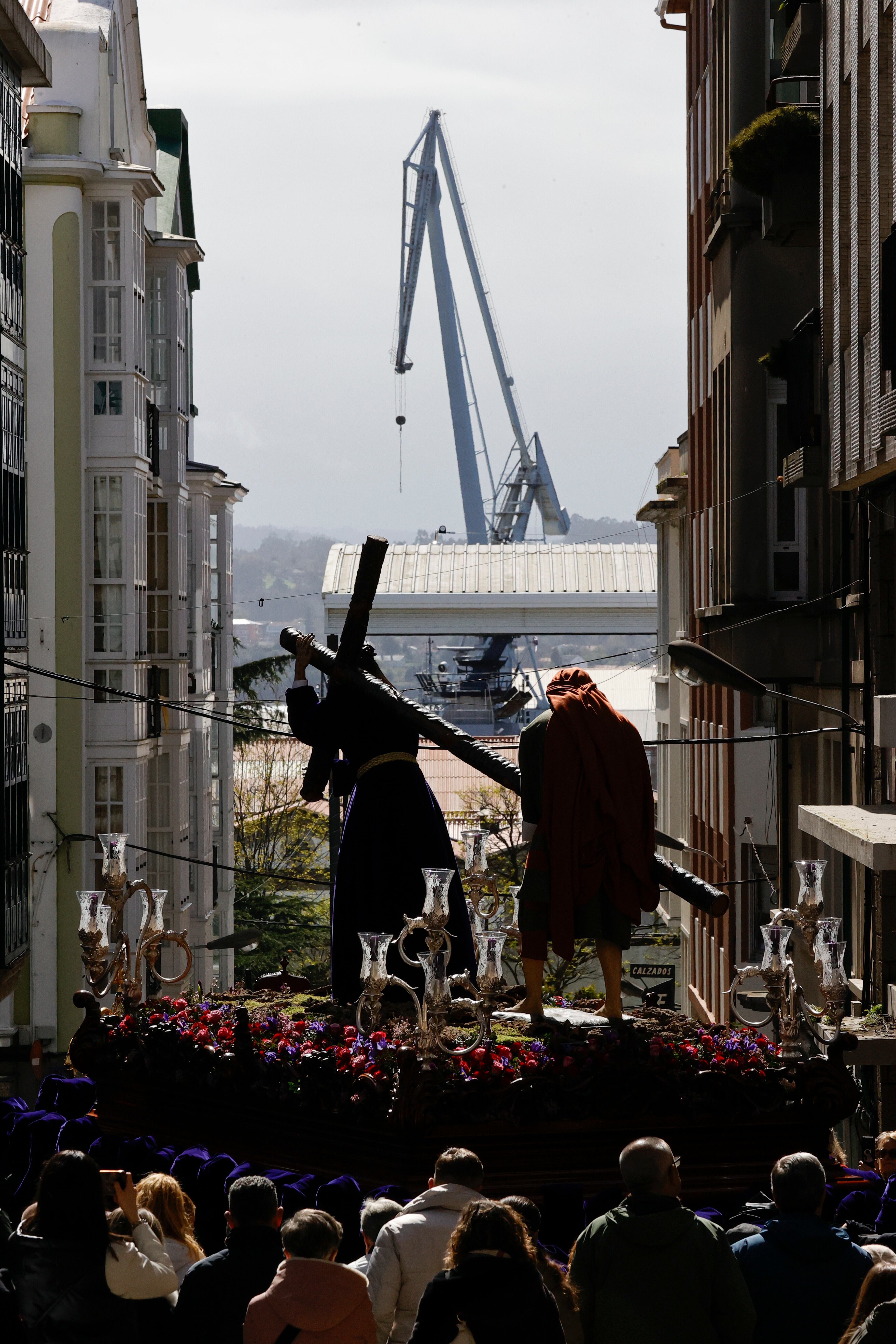 FERROL, 29/03/2024.- El Viernes Santo de Ferrol incluye procesiones desde la mañana hasta la madrugada, donde destacan la del Santo Encuentro, que se celebra en la plaza de Armas de la ciudad y tiene como protagonistas a cuatro pasos, con el Jesús Nazareno (1863), San Juan Evangelista, Santa Mujer Verónica (siglo XVIII) y la Virgen de los Dolores (siglo XVIII). EFE/ Kiko Delgado.