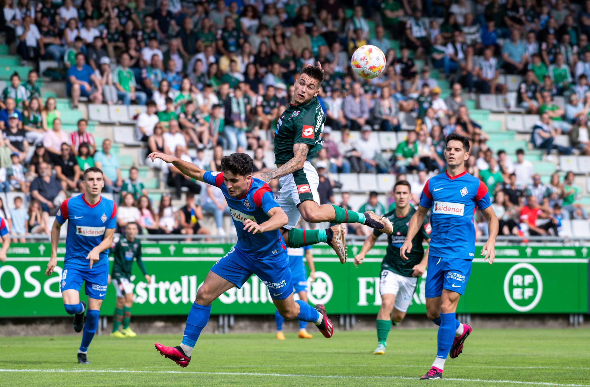 Jorge Padilla, en una acción del Racing-Amorebieta de este sábado en A Malata (foto: Mijanphoto Sports para Racing de Ferrol)