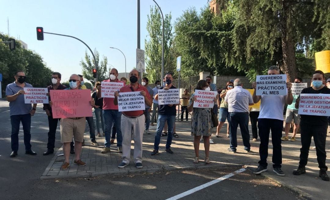 Representantes de las autoescuelas de la provincia se han concentrado a las puertas de la Jefatura Provincial de Tráfico